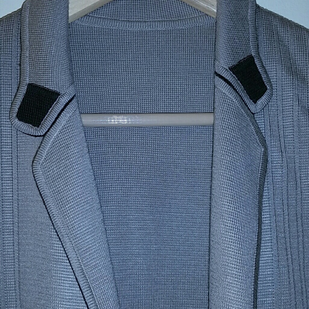 A beautiful blouse. - Picture 3 of 5